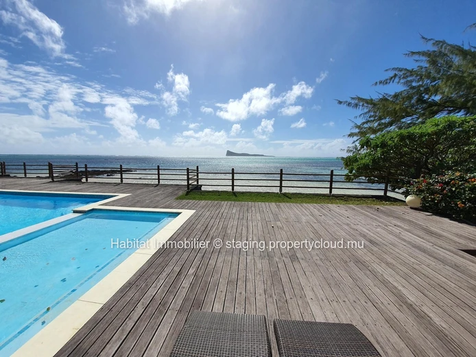 This wonderful residence located in Bain Bœuf offers a breathtaking view of the Coin de Mire and the northern lagoons