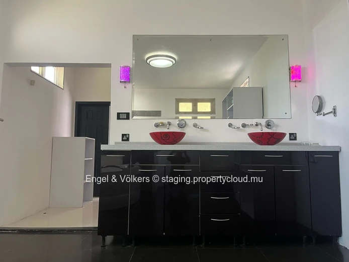 For sale -  Five-bedroom house in Albion