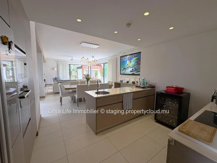Villa SCS à vendre à Mon Choisy, 512m² habitables, 884m² terrain, 4 chambres, bureau, piscine privée. Prix : 1,850M €.