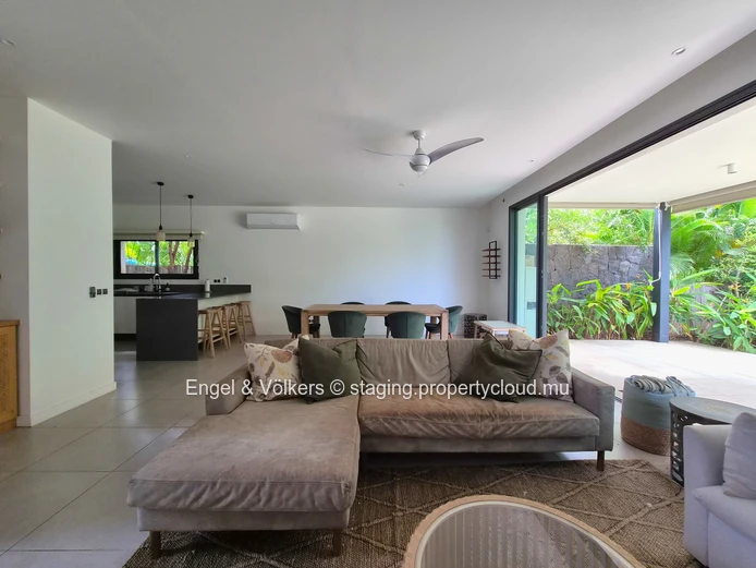 Stylish West Coast Villa Close to Beaches & Amenities