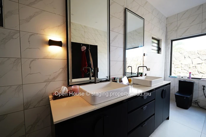 Villa PDS à vendre à Grand Baie, 492m² habitables, terrain 851m², 4 chambres, piscine privée, caractéristiques extéri...
