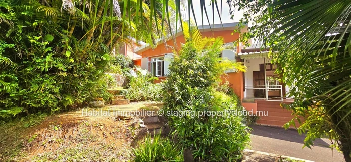 Découvrez cette charmante maison non meublée d'environ 200 m² à Curepipe