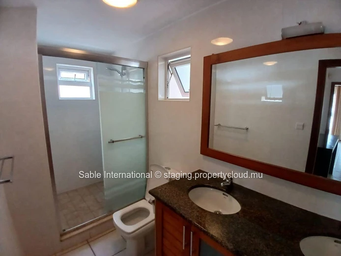 Villa for Rent in Péreybère with Communal Pool, Garden, and Modern Amenities - Ideal for Families