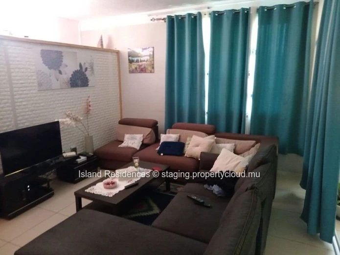 "Charming 5-Bedroom House with Large Yard in Triolet - Rs"