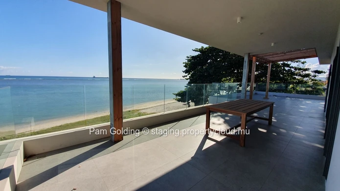 Superbe 3 chambres à coucher en bord de mer à vendre.