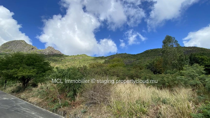 Terrain résidentiel de 7,851m2 à Pailles