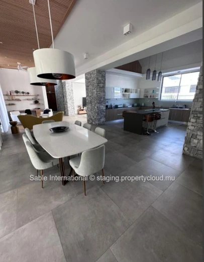 Villa à vendre Pereybere, 438m², 4 chambres, piscine privée, proche commodités. Climatisée, garage.