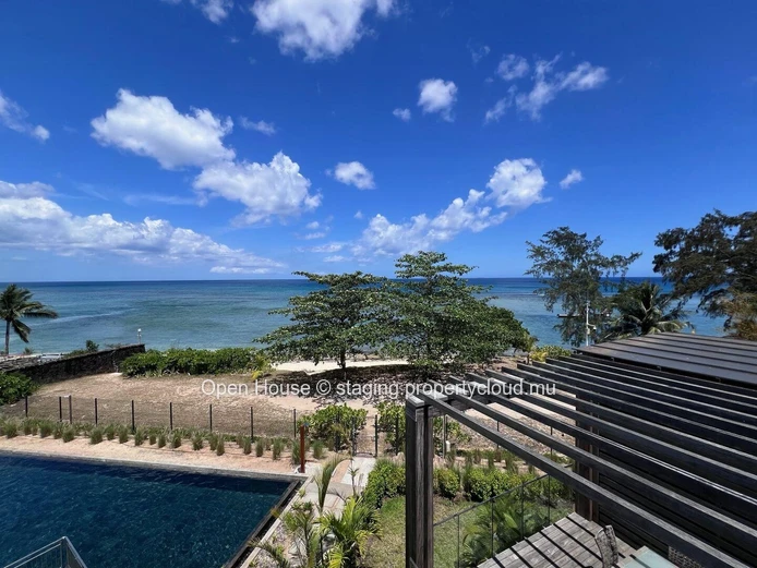 Oceanfront penthouse, 2 bedrooms with en suite bathrooms, direct access to the sea, jacuzzi, terrace, panoramic sea v...