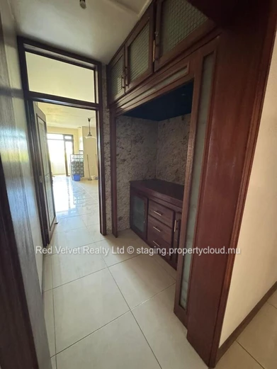 Appartement à vendre à Quatre Bornes,110m², 3 chambres, proche de tous services. Prix: Rs.