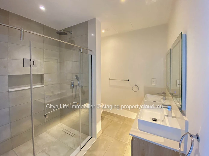 Appartement PDS à vendre à Grand Gaube, 185m², 3 chambres, piscine commune, proche écoles et magasins, meublé, climat...