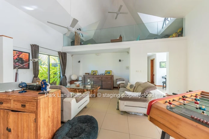 Mountain Retreat Oasis: Tropical Luxury Villa with Resort Amenities