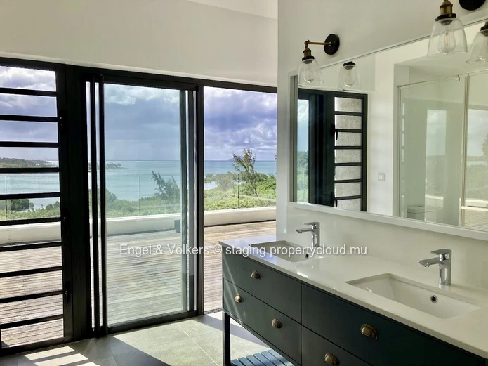 Seafront Penthouse Living