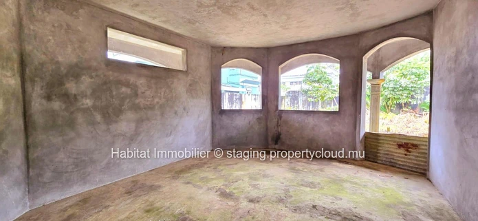 Unfinished family house, very spacious, of 420m2 on a plot of 219 toises, located in the center of Curepipe