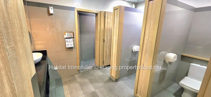 To rent : This air-conditioned furnished office of 984 m² is located in the heart of the prestigious business centre ...