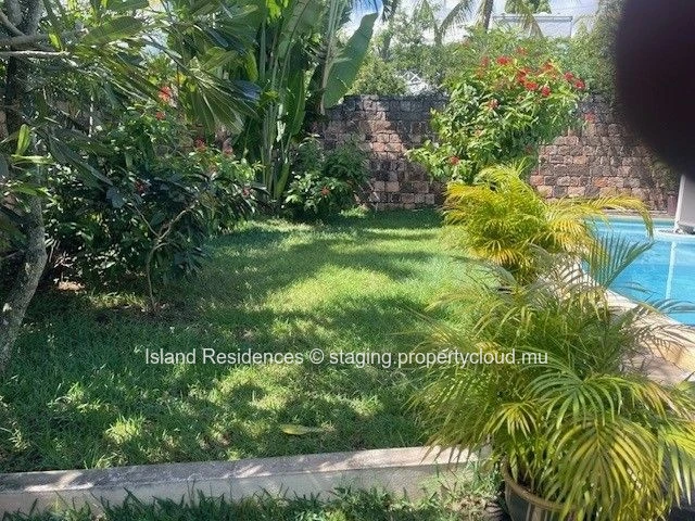 Fully furnished villa with 3 bedrooms, pool and parking within walking distance of Mon Choisy beach