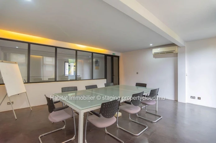 To rent : Newly available 26m² unfurnished office unit