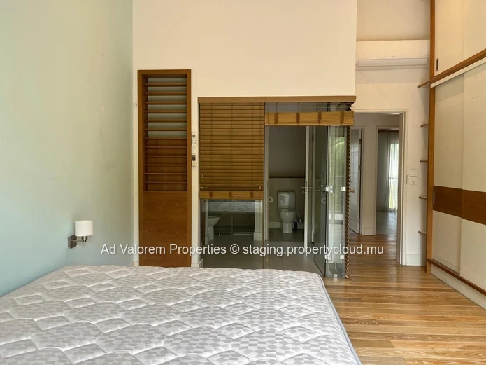 Appartement d’angle avec jardin, terrasses et piscine!