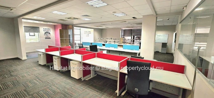 To rent : This air-conditioned furnished office of 984 m² is located in the heart of the prestigious business centre ...