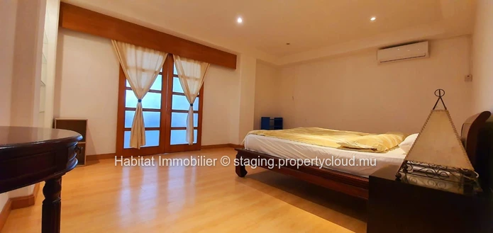 A VENDRE - magnifique appartement au rez-de-chaussée de 185 m2 meublé et équipé se situe à quelques minutes du centre...