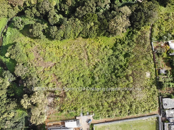 Terrain à vendre à Moka, 11.248 m², vue rivière, proche écoles et arrêt de bus. Prix Rs. (Mandat exclusif)