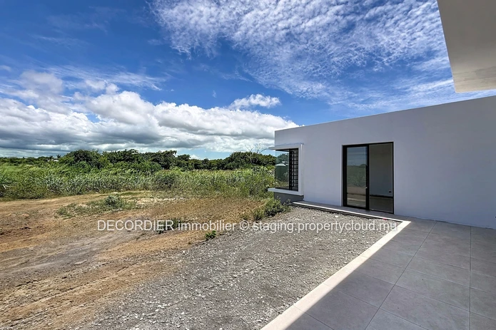 Contemporary Single-Storey Villa with Swimming Pool