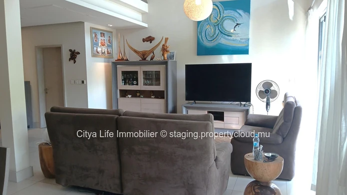 Découvrez la vie luxueuse au bord de l'eau avec cet exquis duplex de 3 chambres à vendre.