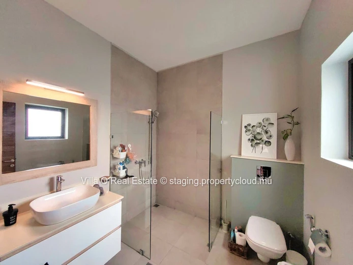Sale accessible to Mauritians only. Lovely villa in a secure residence, 5 minutes from the beach and the center of Gr...