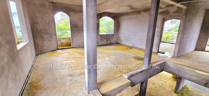 Unfinished family house, very spacious, of 420m2 on a plot of 219 toises, located in the center of Curepipe