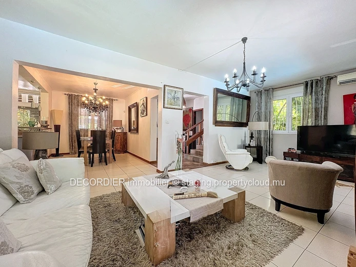 Contemporary house with swimming pool and garden - Accessible to foreigners