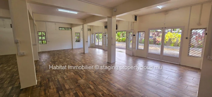 A louer : Bureau non meublé de 128 m² avec 5 places de parking, situé au rez-de-chaussée à Floréal