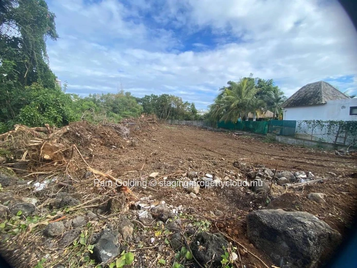 Terrain Exceptionnel de 844m² Adossé à la Forêt Daruty