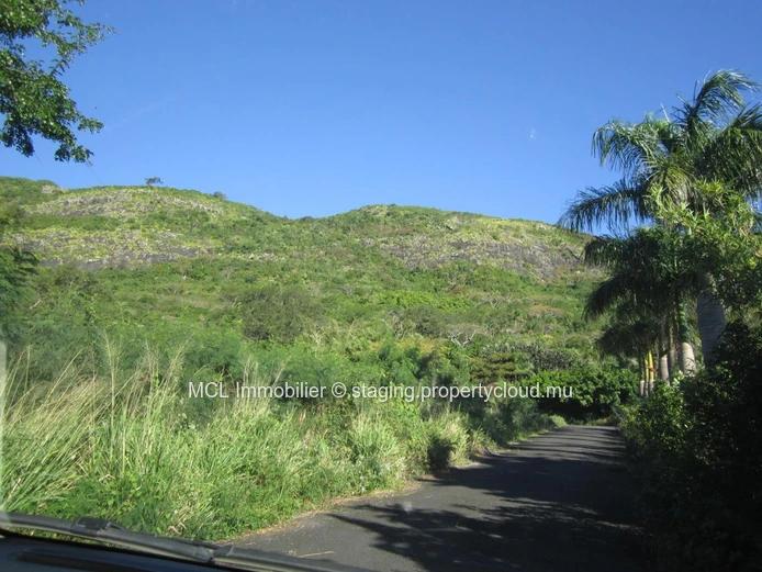 Terrain résidentiel de 7,851m2 à Pailles