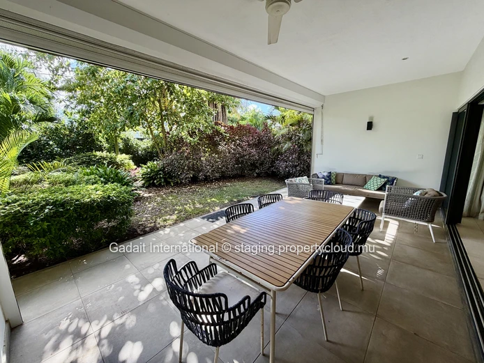 3-bedroom ground-floor apartment with covered terrace – Pointe aux Canonniers