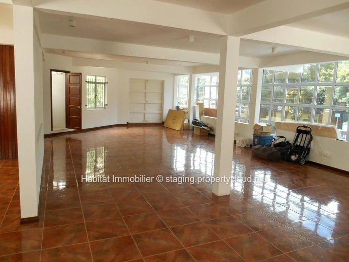 Commercial building of 300 m2 on a plot of land of 83 toises located in Vacoas