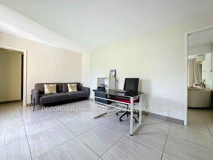 Grande maison individuelle avec piscine et jardin