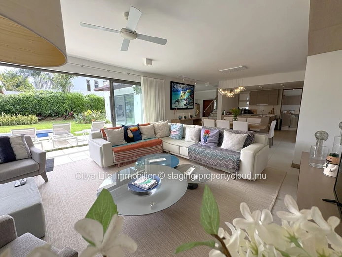 Villa SCS à vendre à Mon Choisy, 512m² habitables, 884m² terrain, 4 chambres, bureau, piscine privée. Prix : 1,850M €.
