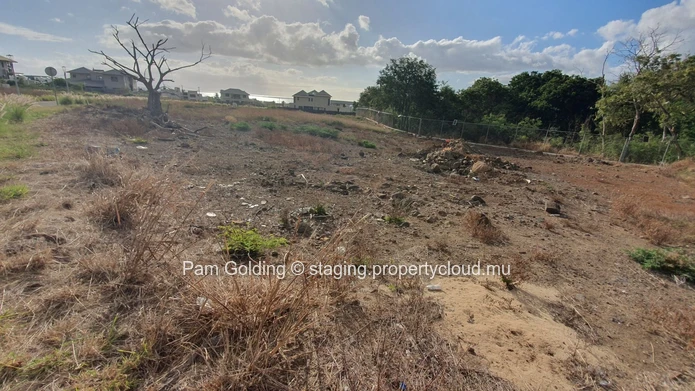 Grand terrain dans un domaine sécurisé