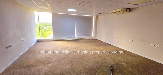 This exceptional unfurnished office of 940m2 located in the heart of the Cybercity of Ebene