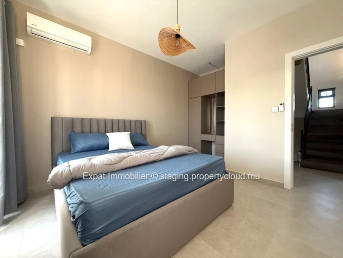 New contemporary villa with terrace, pool, and garden – Close to the beach
