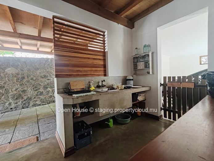 VILLA MAURICIEN à vendre à Tamarin, Rivière Noire. 390m², 4 chambres, piscine privée, cuisine équipée, jardin.