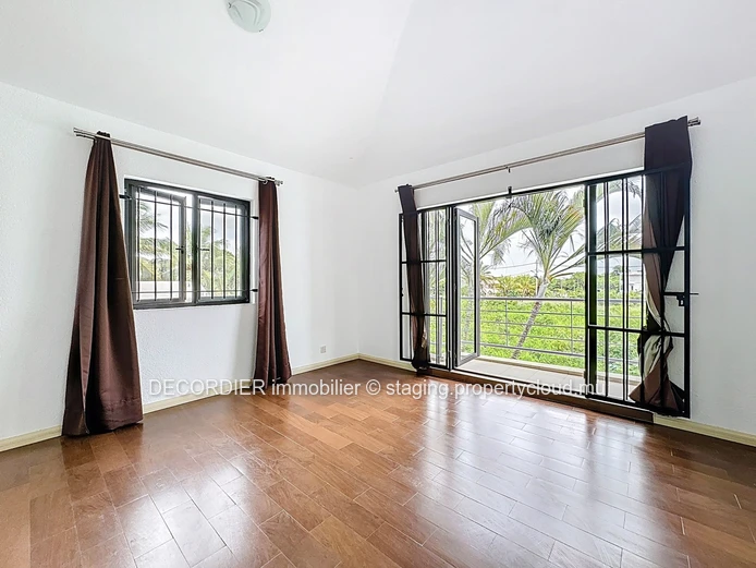 Unique opportunity: house with apartments, studio and sea view!