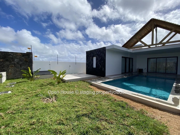 Villa meublée à louer à Péreybère, 162m², 3 chambres en suite, piscine privée, jardin, panneaux solaires, citerne d'e...