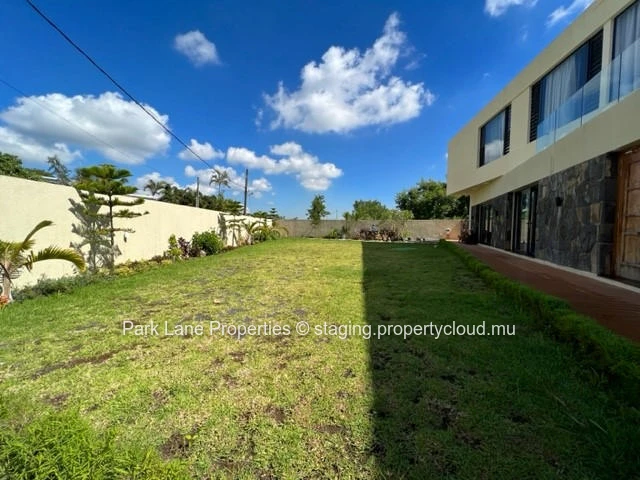 Spacious family home in Trianon – Comfort, space & convenience