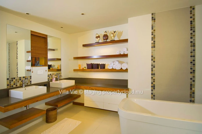  Pointe aux Canonniers : Luxury 4-Bedroom Villa with Sea View and Access