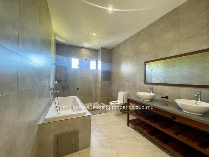 VILLA PDS à louer, Grand Baie, 350m², 4 chambres, piscine privée, proche de toutes commodités. Prix Rs 160 000.