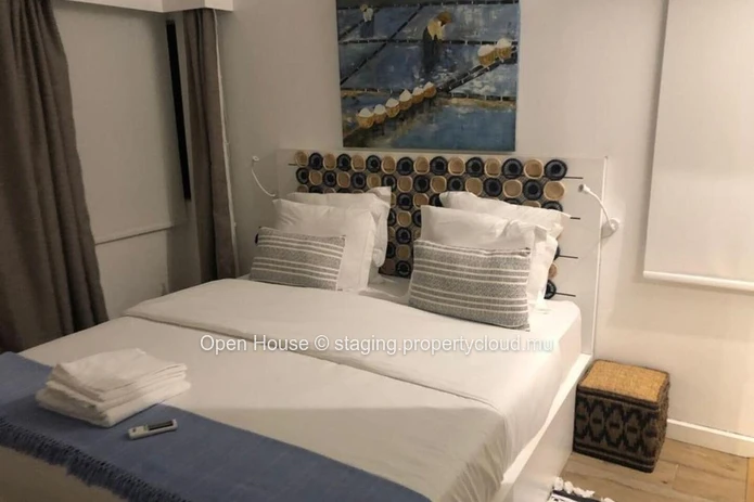 Penthouse pieds dans l'eau, 4 chambres, 4 salles de bain, piscine, vue sur la mer. Grand Baie. Marché local uniquement