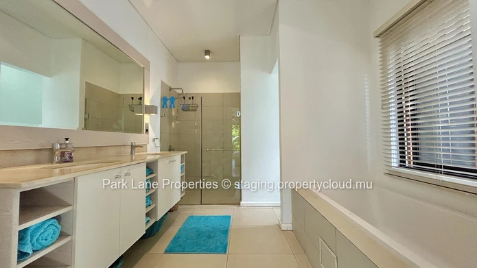 Unique 4-Bedroom Villa steps from Tamarin Beach