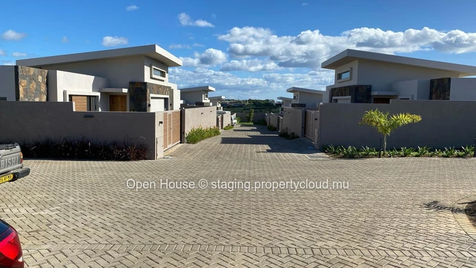 Luxury Villa with Private Pool in Pereybere - 3 Beds, Office, & More! Rs - Don't Miss Out!