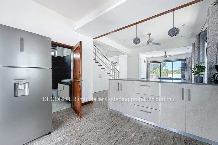 Découvrez cette maison idéalement située et sécurisée