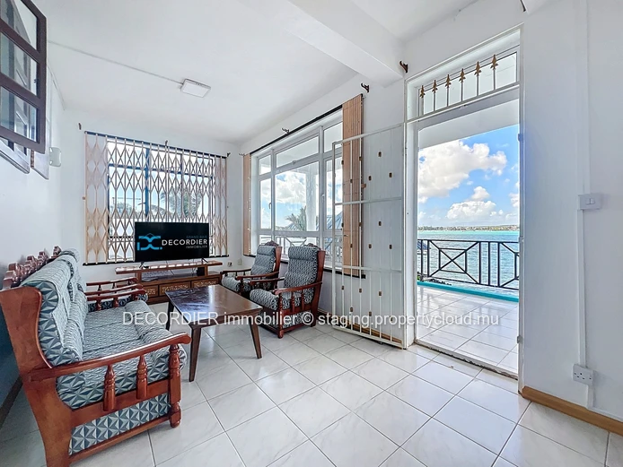 Ideal house on the seafront with private beach